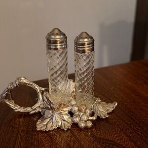 VTG Arthur Court Silver Grapevine Handle Pedestal Base Salt & Pepper shaker set